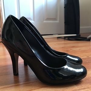 Black pumps